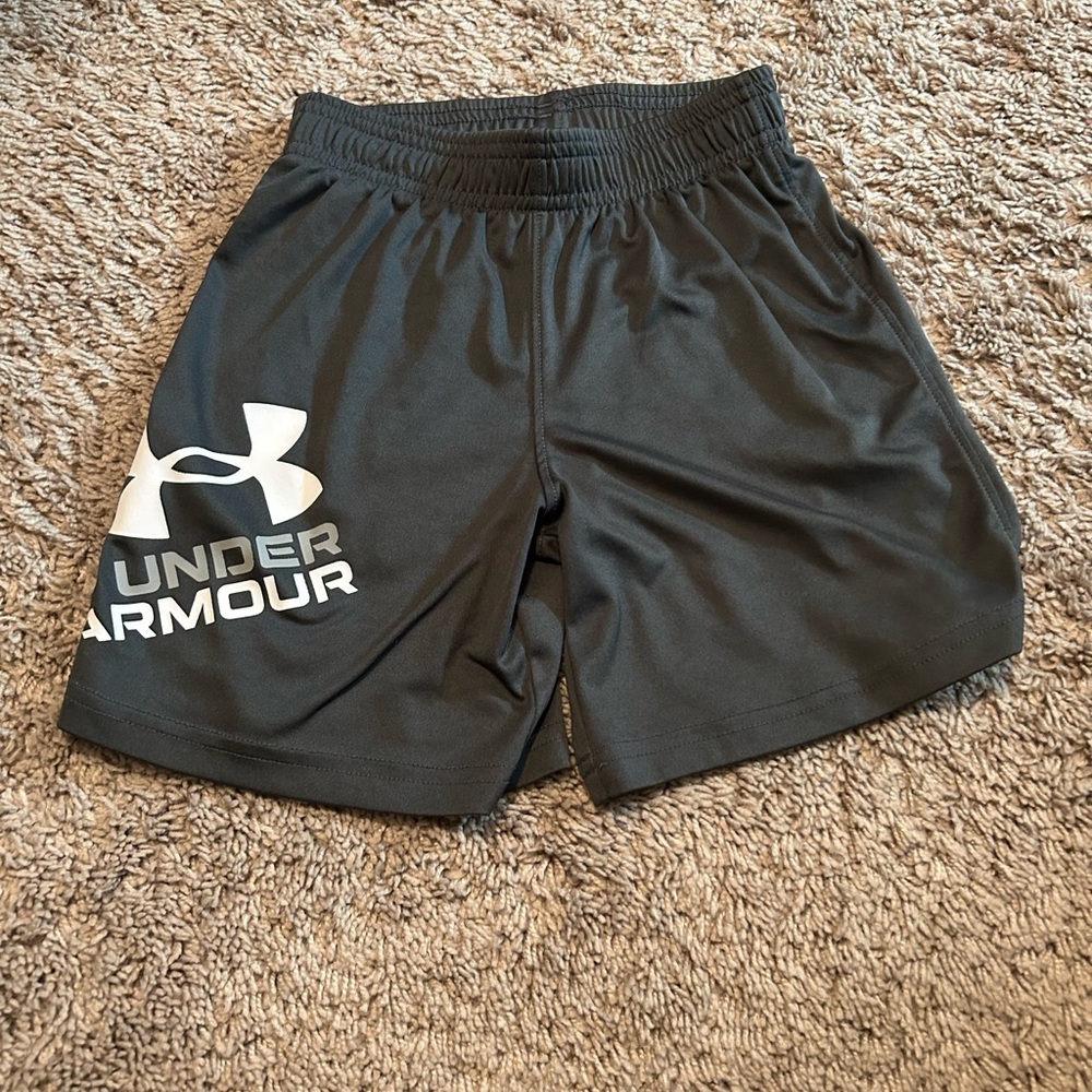 Under Armour boys gray Shorts
